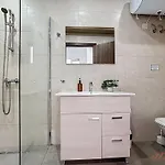 شقة Elegant Seafront Duplex With Stunning Panoramic Views *