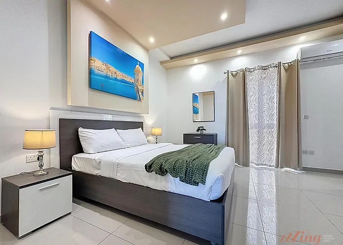 Elegant Seafront Duplex With Stunning Panoramic Views *