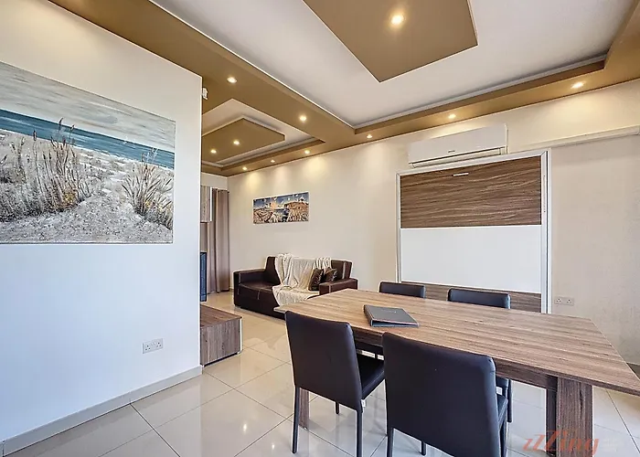 Elegant Seafront Duplex With Stunning Panoramic Views شقة