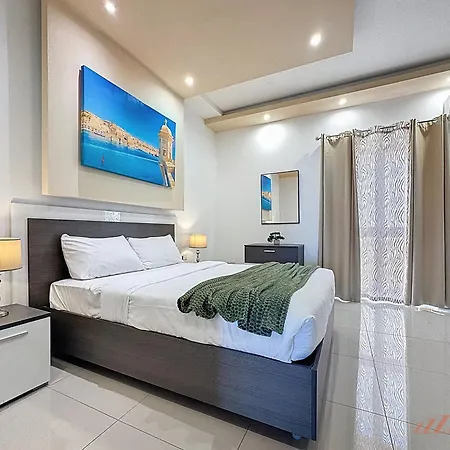 Elegant Seafront Duplex With Stunning Panoramic Views *