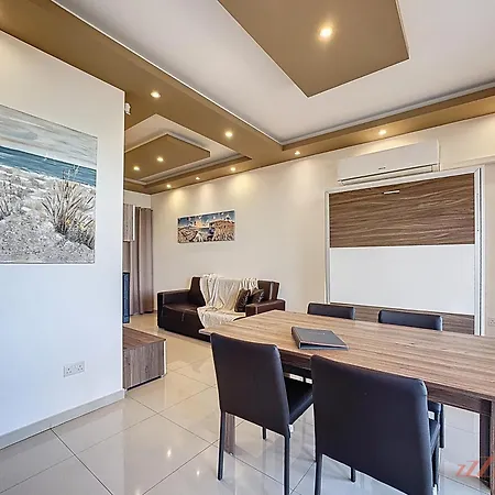 Elegant Seafront Duplex With Stunning Panoramic Views דירה