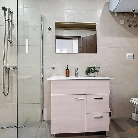 דירה Elegant Seafront Duplex With Stunning Panoramic Views *