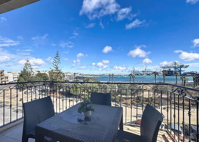 Elegant Seafront Duplex With Stunning Panoramic Views Appartement *